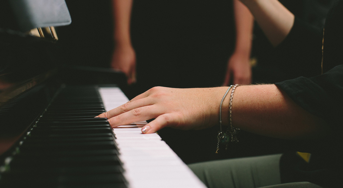Choir director hands on piano 72px