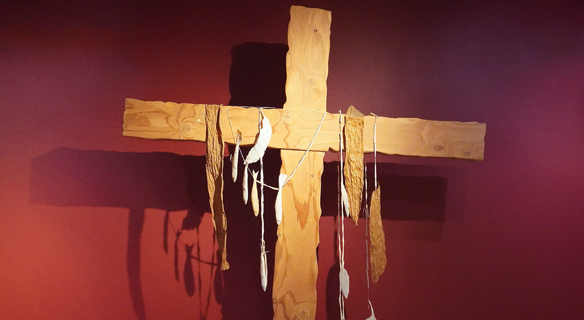Cross with feathers 72px