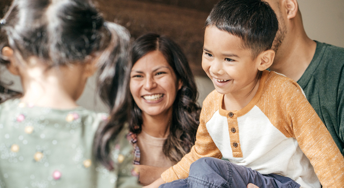 Hispanic family 1160x636