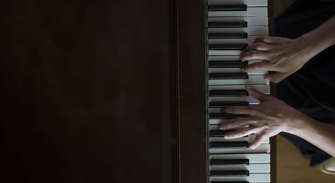 Overhead view hands on piano 72px