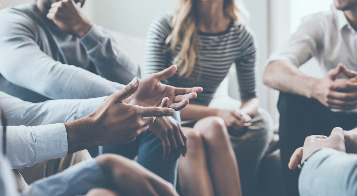 Stock group holding conversation 72px